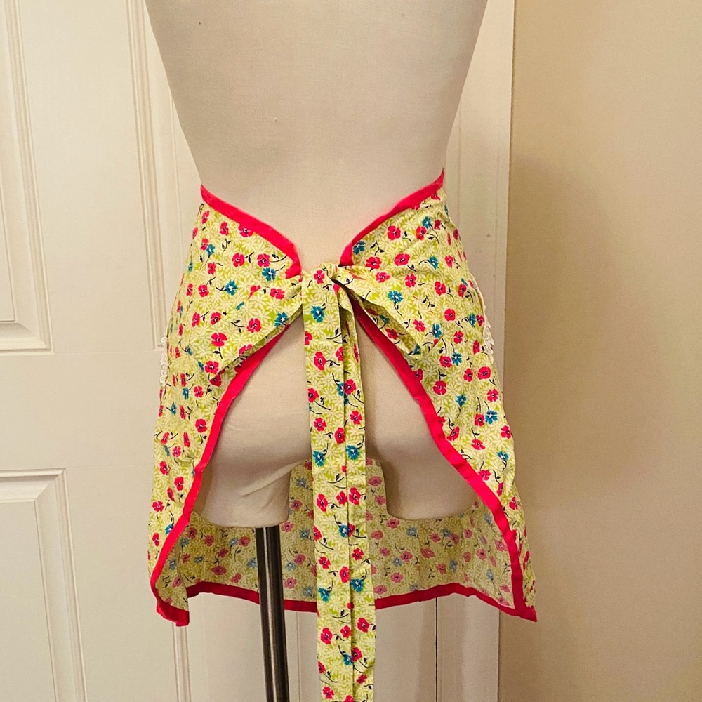 🩷🩷Floral Apron with Red Trim - Picture 5 of 7